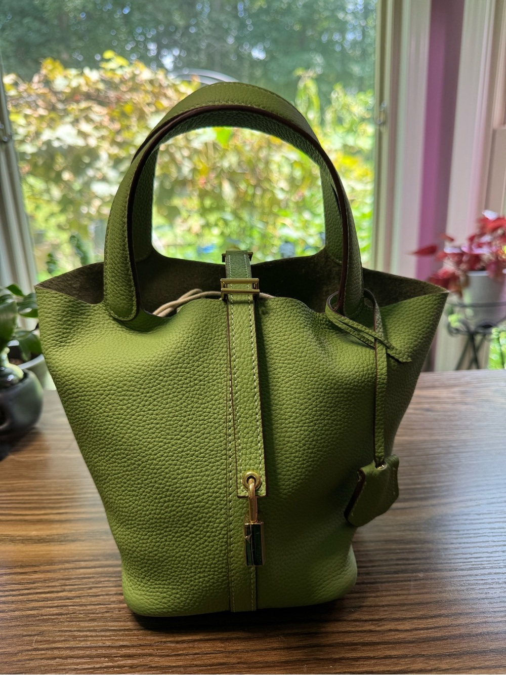 Women's Pebbled Leather Bucket Bag in Green